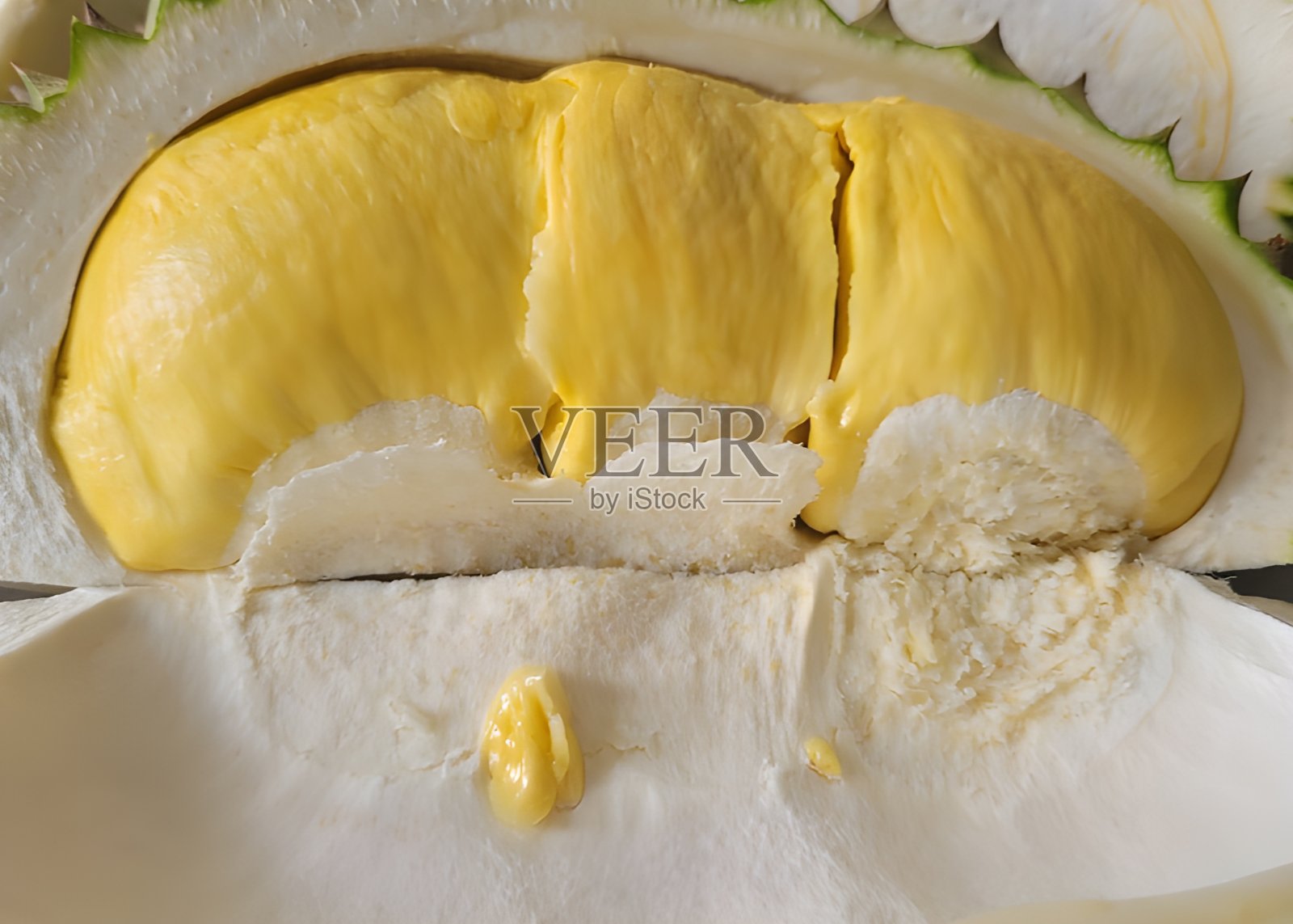 近距离观察市场上的新鲜榴莲照片摄影图片