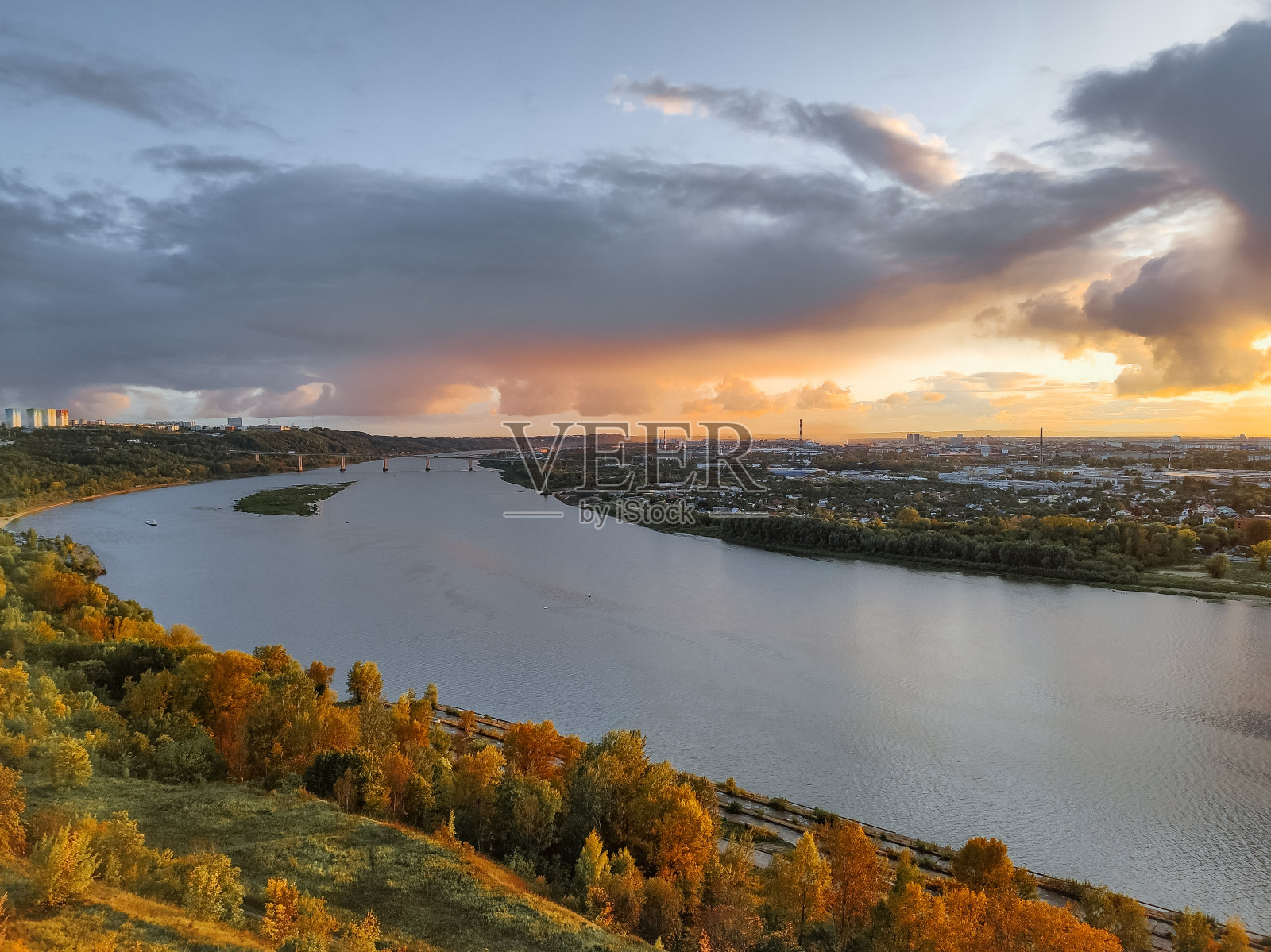 美丽的公园里的秋天照片摄影图片