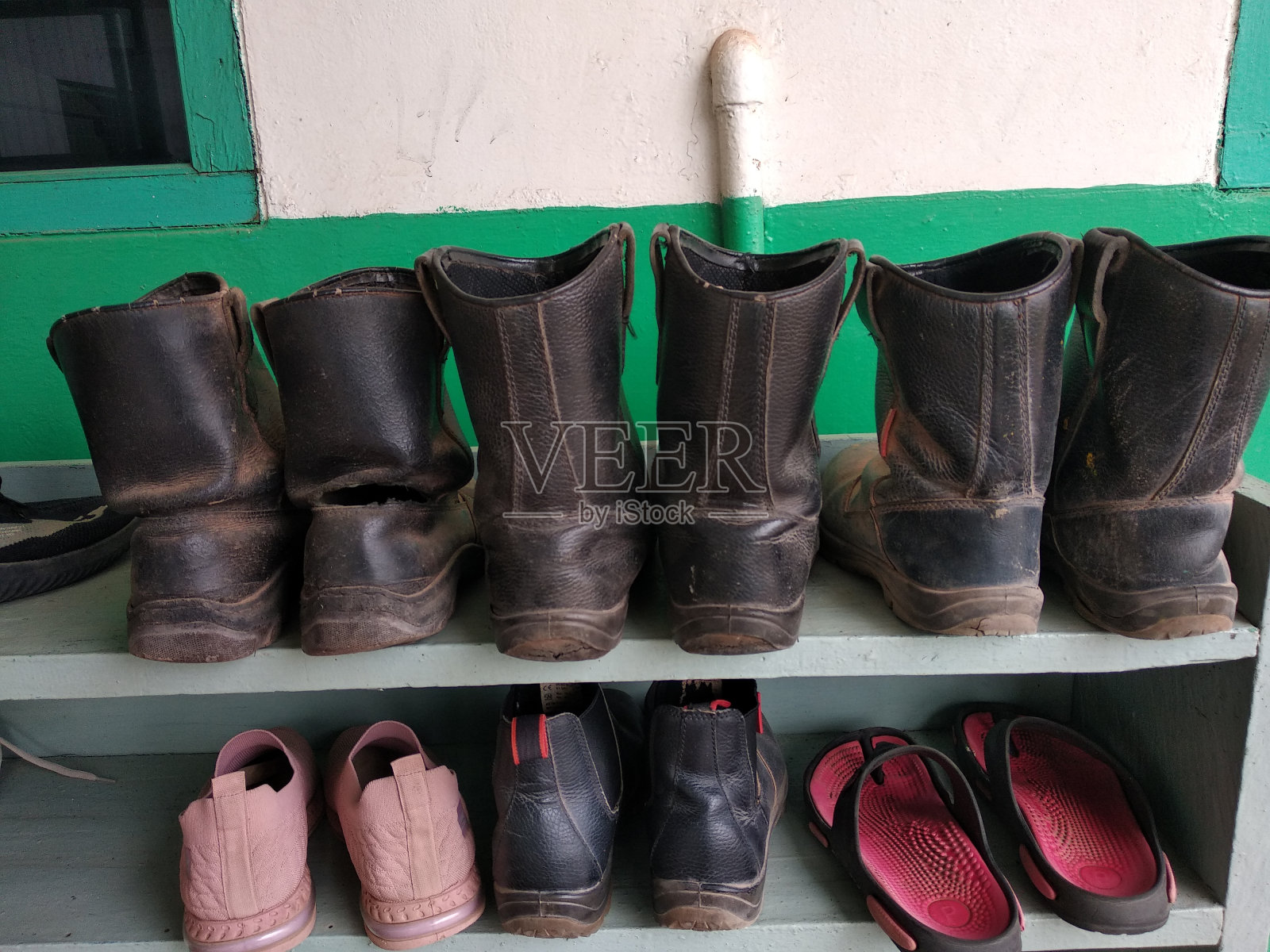 黑色的靴子照片摄影图片