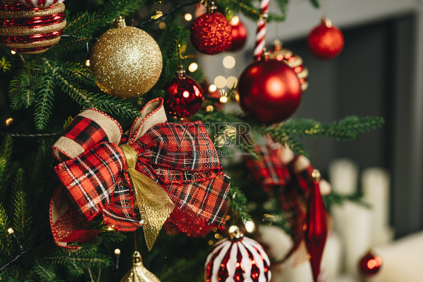 挂在圣诞树上的闪亮球特写照片摄影图片