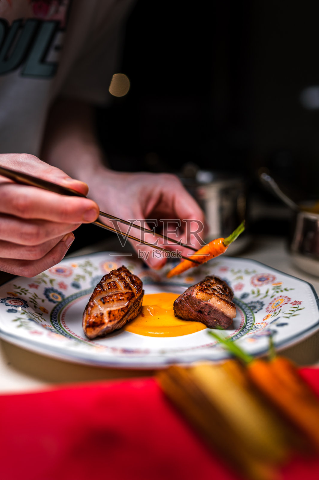 厨师用肉和胡萝卜拼盘照片摄影图片