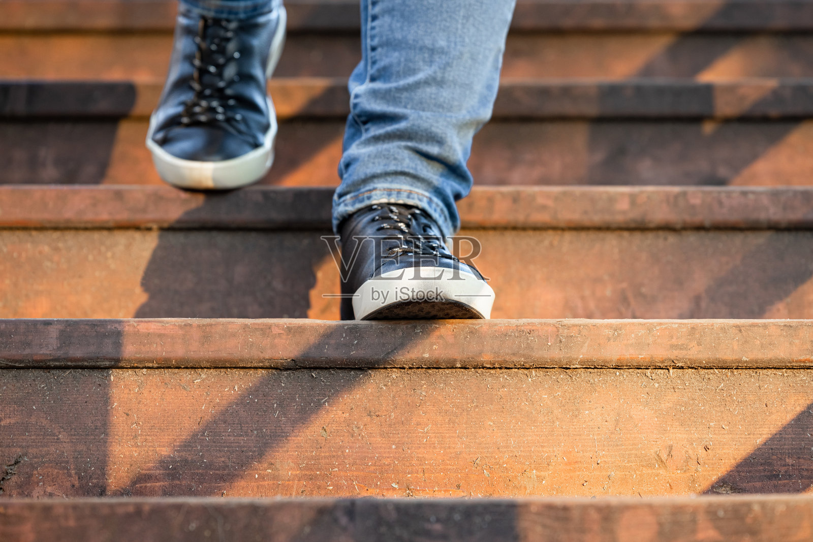 一个人走下楼梯的木台阶照片摄影图片