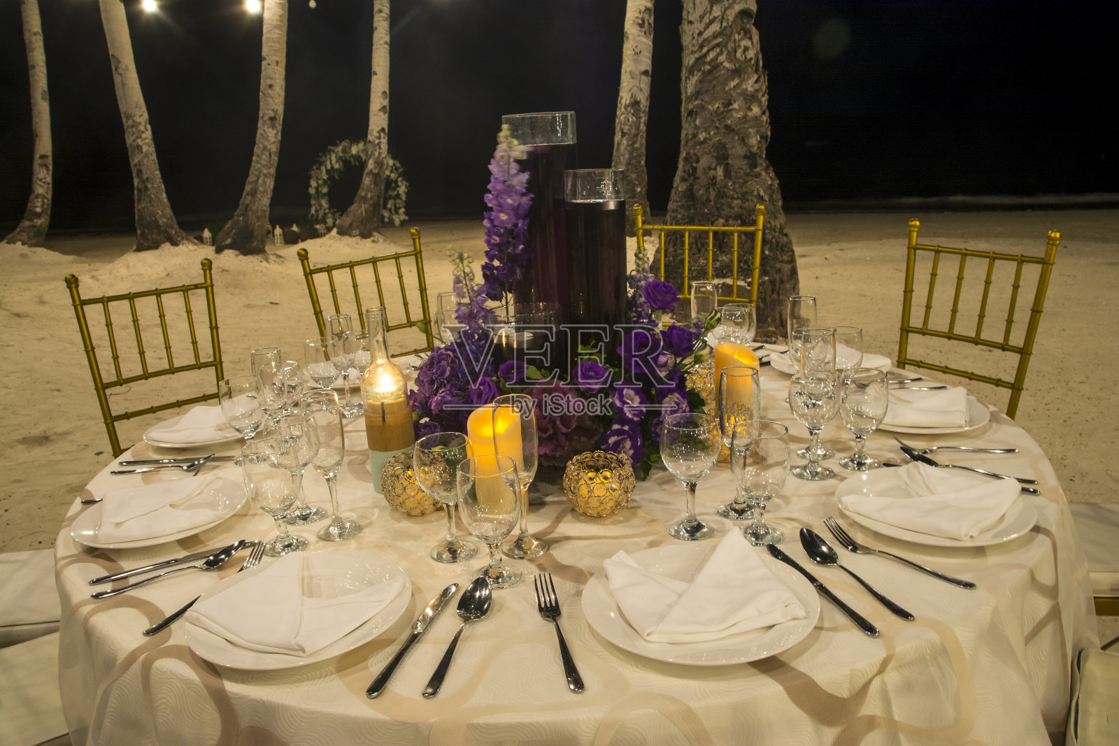 为沙滩婚礼晚宴精心布置的餐桌照片摄影图片