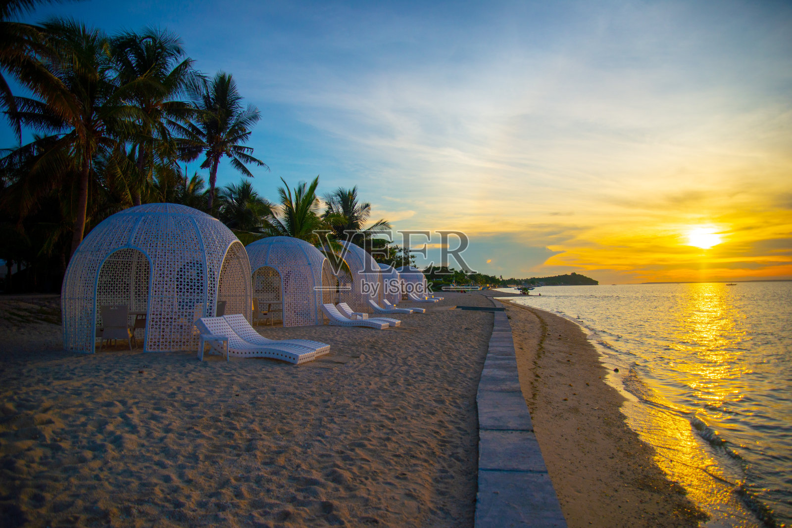 海滩上迷人的日落景色照片摄影图片