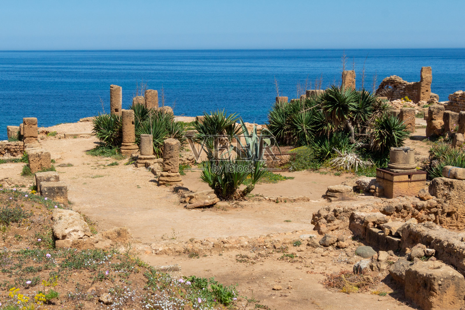 蒂帕萨(Tipasa)的罗马考古公园遗址，阿尔及利亚。背景是地中海。照片摄影图片