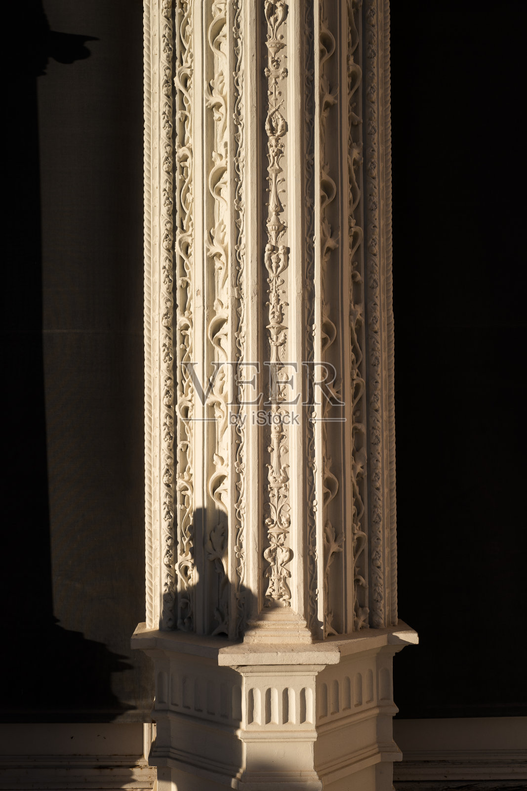 带有装饰和人影的Reinacese柱式风格照片摄影图片
