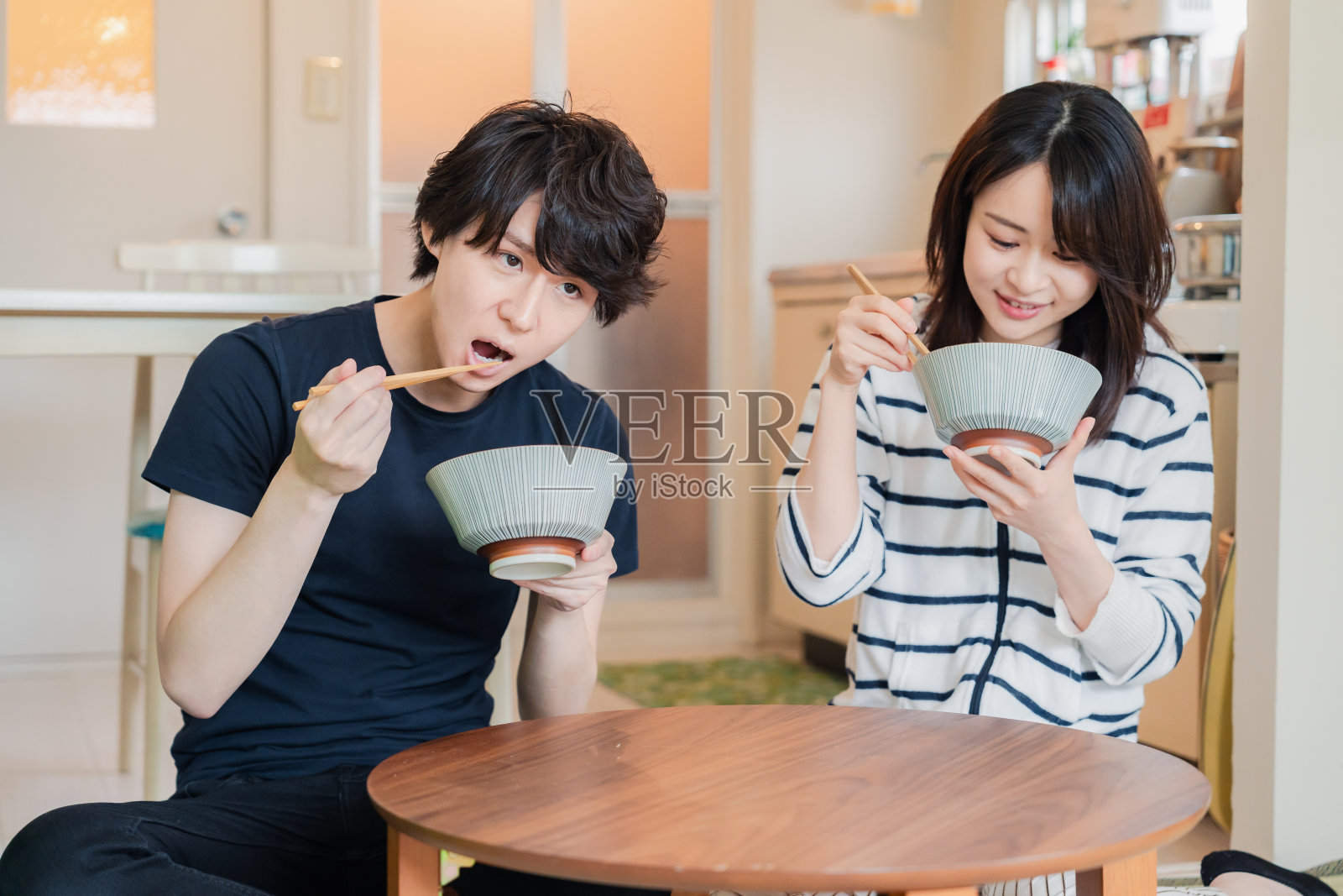 一个年轻的家庭和他们的丈夫和妻子住在一个小公寓里照片摄影图片