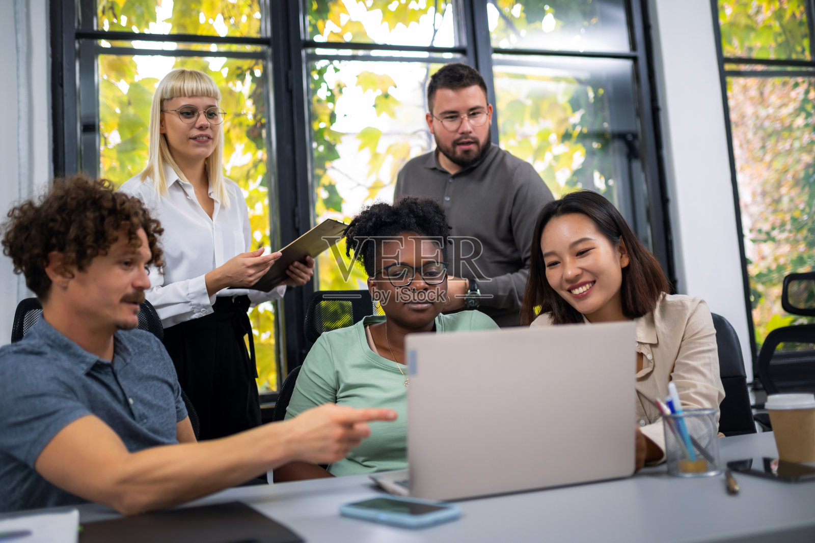 快乐的商人们在办公室里合作一个新项目照片摄影图片