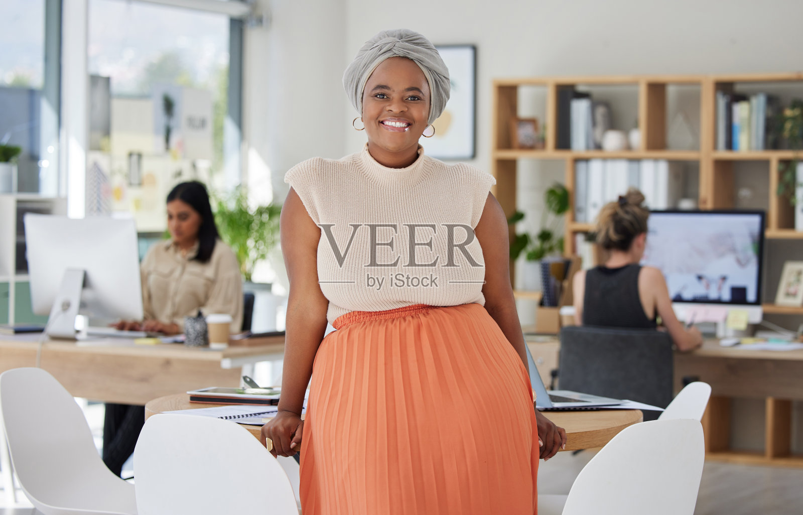 办公室，肖像和黑人妇女在公司和工作间的微笑。自豪、多元文化和包容性的企业管理，促进员工多元化的专业发展。照片摄影图片