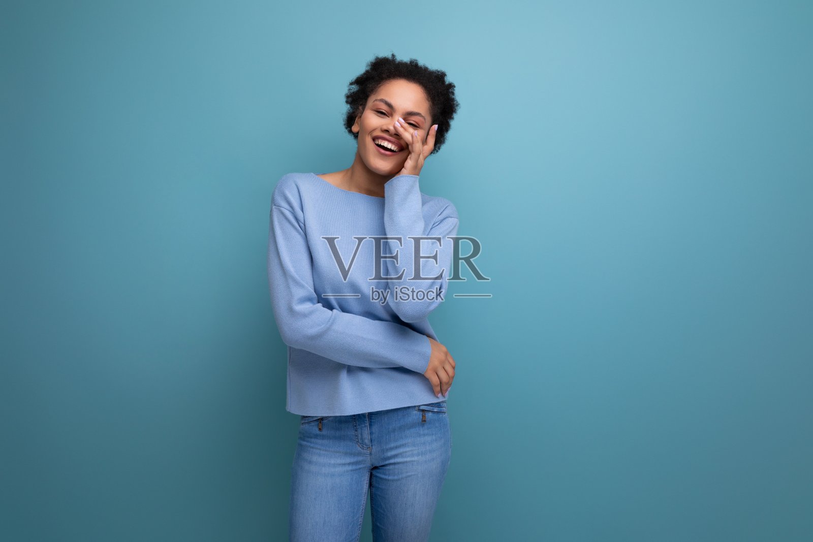 迷人的年轻的20多岁的女人与非洲头发聚集在一个发髻模型外观的背景与复制空间照片摄影图片