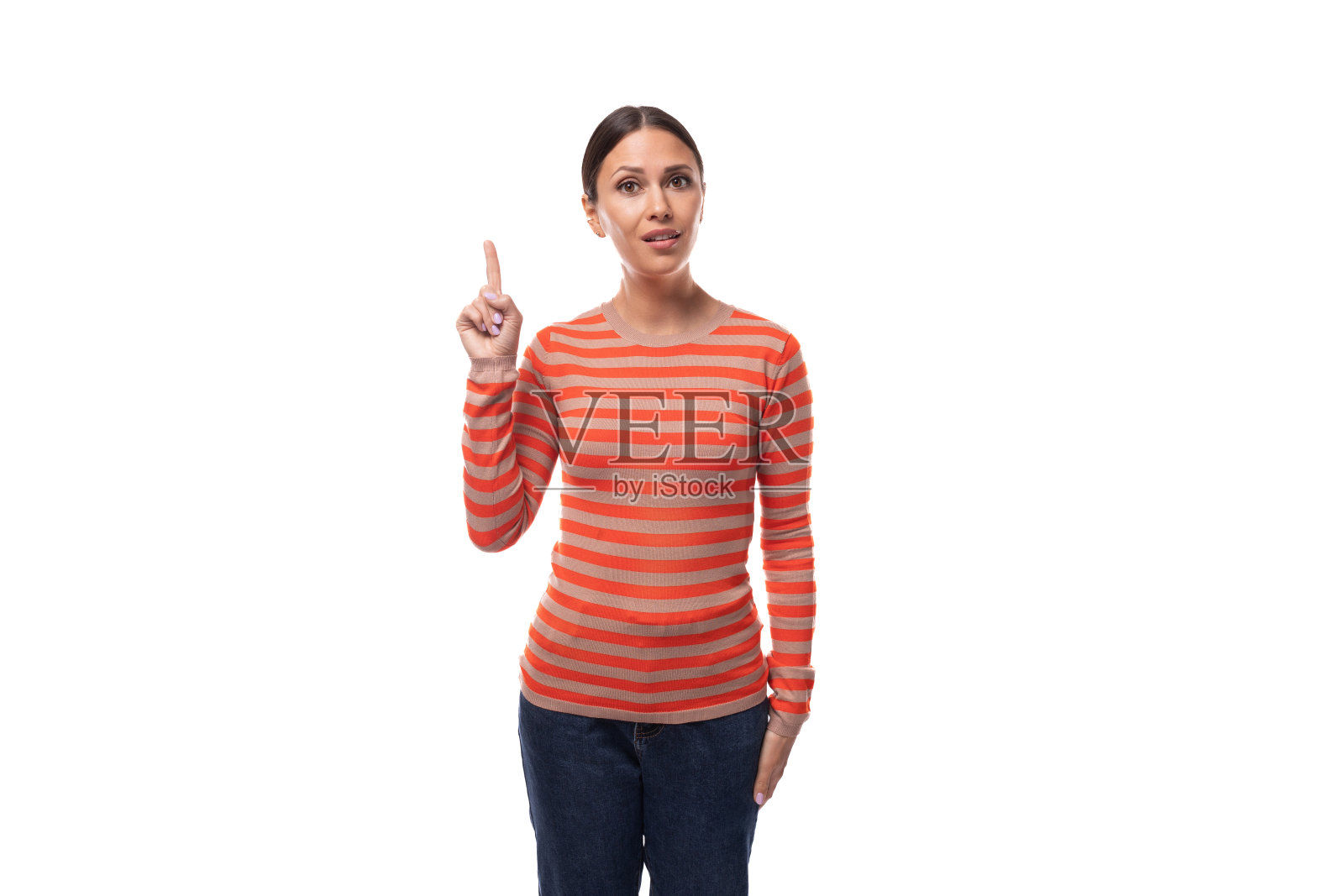 一头黑发、身穿橙色条纹毛衣的年轻白人女子吸引了人们的注意照片摄影图片