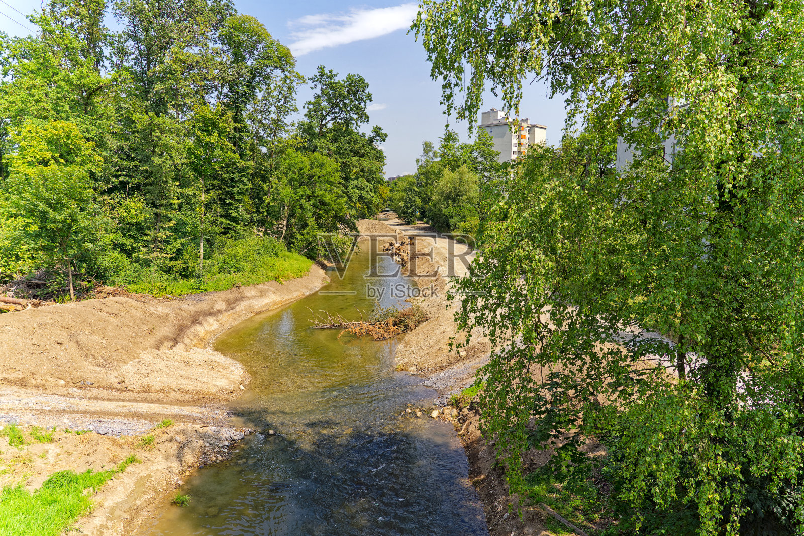 瑞士小镇的河流景观。照片摄影图片