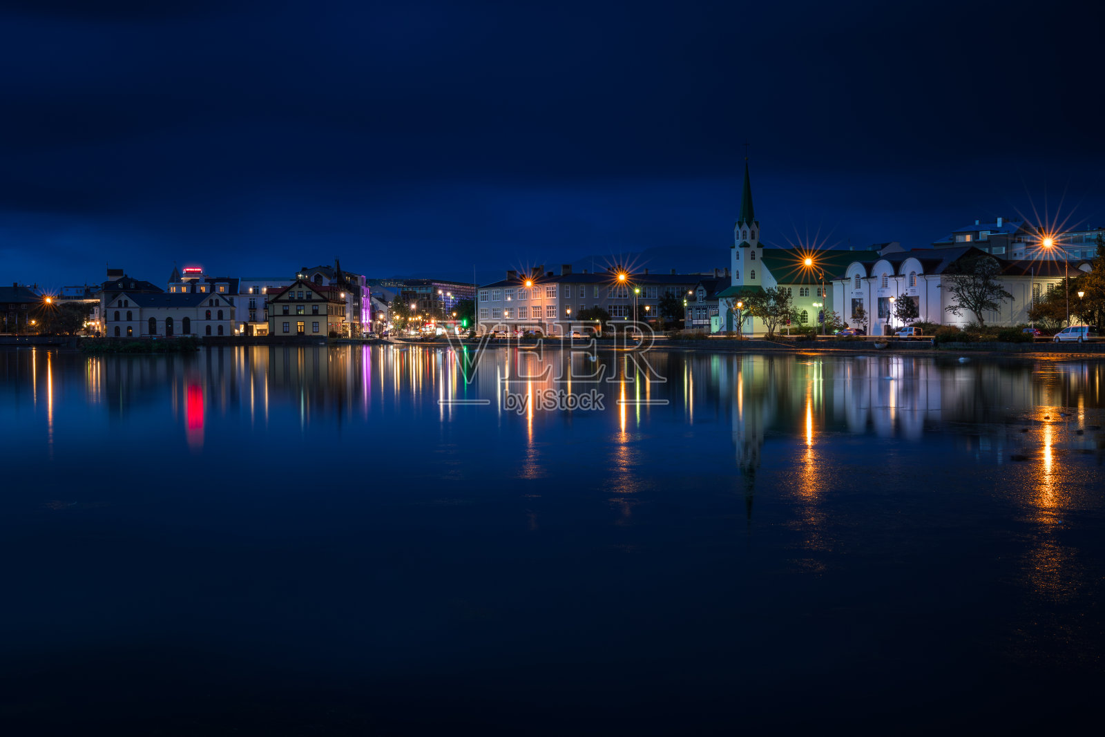 Tjörnin，中部的一个湖Reykjavík，夜晚的冰岛首都照片摄影图片