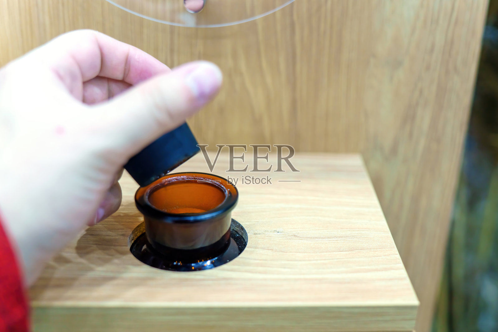 打开一个装有化学药品的深色玻璃瓶照片摄影图片