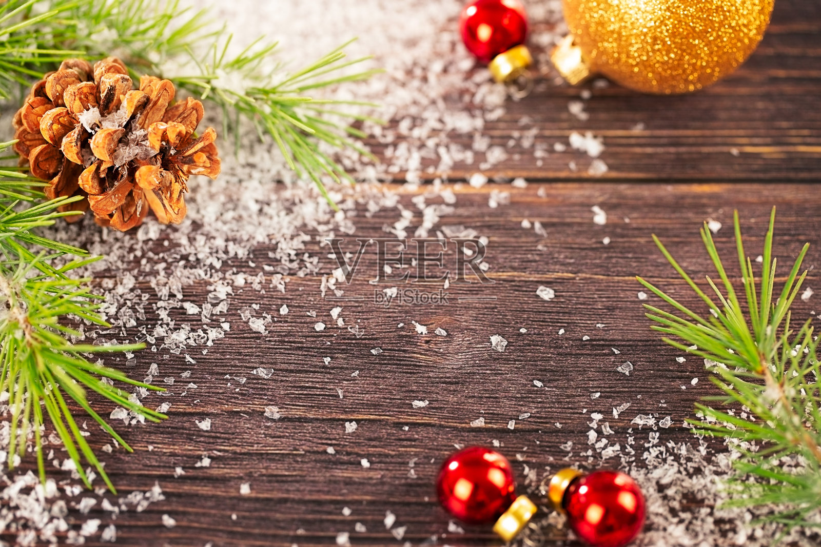 木桌与松枝，雪和圣诞装饰与复制空间照片摄影图片
