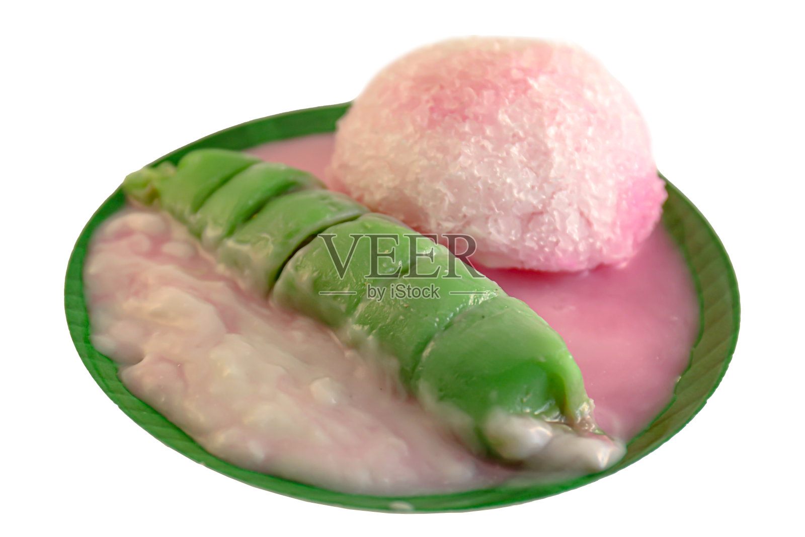 绿色的碗里有绿色的香蕉冰在白色的背景上，没有对焦，有些集中在绿色的香蕉上，如pisang ijo照片摄影图片