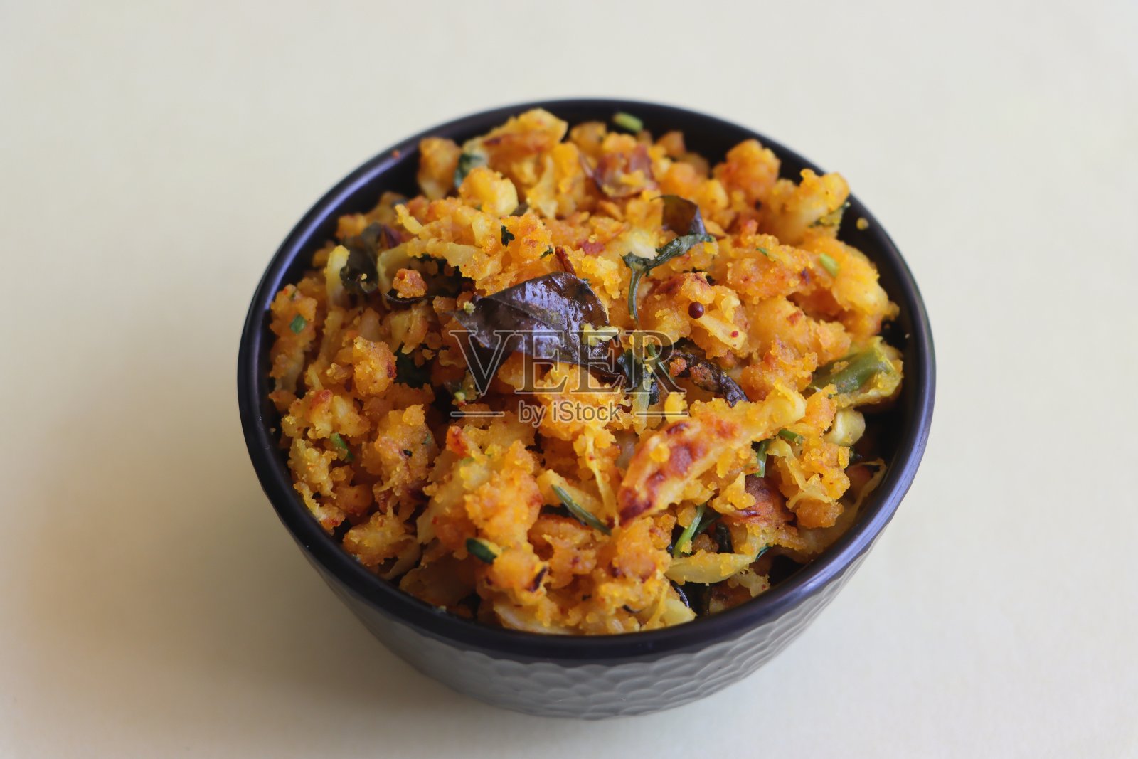 Kobi Cha Zunka，白菜Zunka，马哈拉施特拉邦风格的菜肴，将烤过的克兰粉撒在煮熟的卷心菜上，卷心菜中加入了基本的香料。照片摄影图片