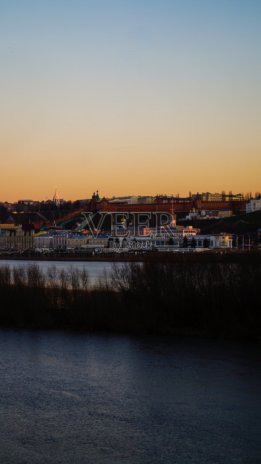 伏尔加河上秋天的夕阳照片摄影图片