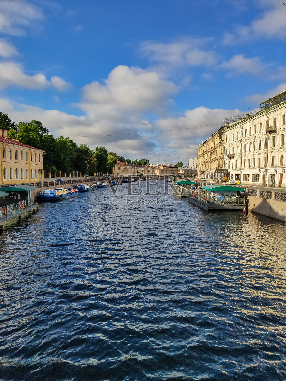 格里博耶多夫运河的河堤照片摄影图片