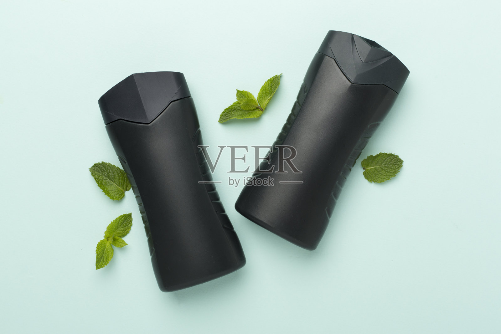 男性化妆品瓶与薄荷叶彩色背景，俯视图照片摄影图片