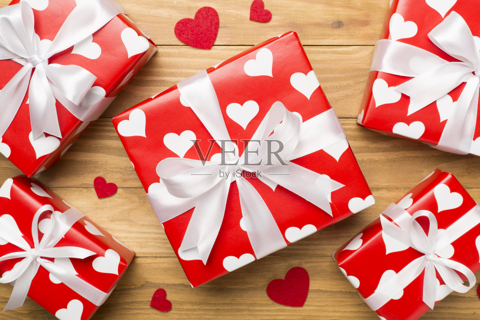 礼品盒与心木制背景，俯视图照片摄影图片