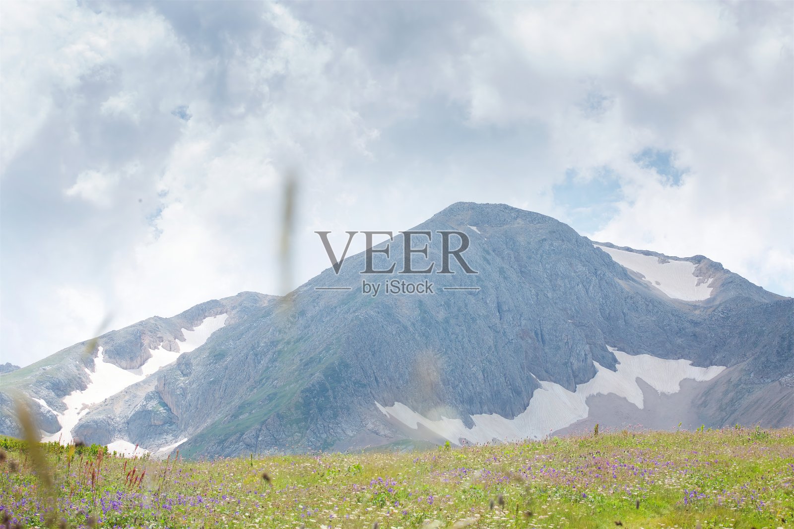 夏季山地景观。高山之上是湛蓝的天空照片摄影图片