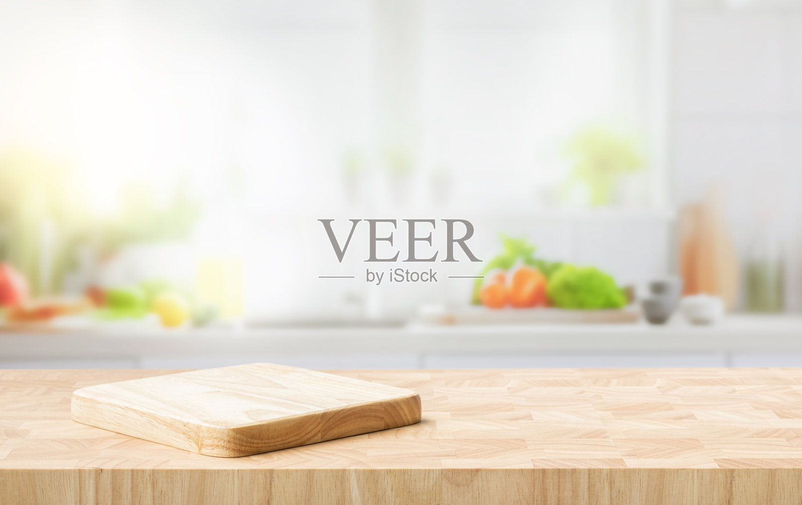 有选择性的重点。端纹木台面与砧板模糊厨房在早晨的窗口背景。照片摄影图片