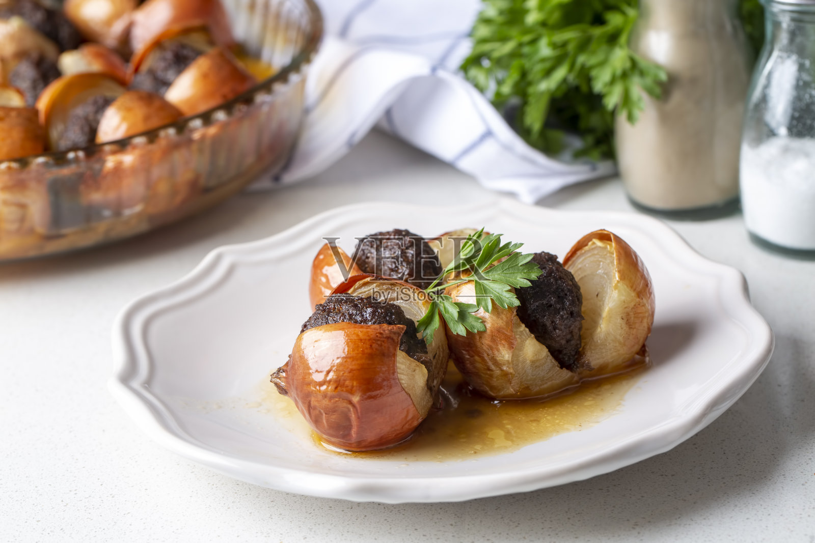 传统的土耳其食物;洋葱烤肉串(土耳其名称;Sogan kebabi)加济安泰普地区的当地食物照片摄影图片