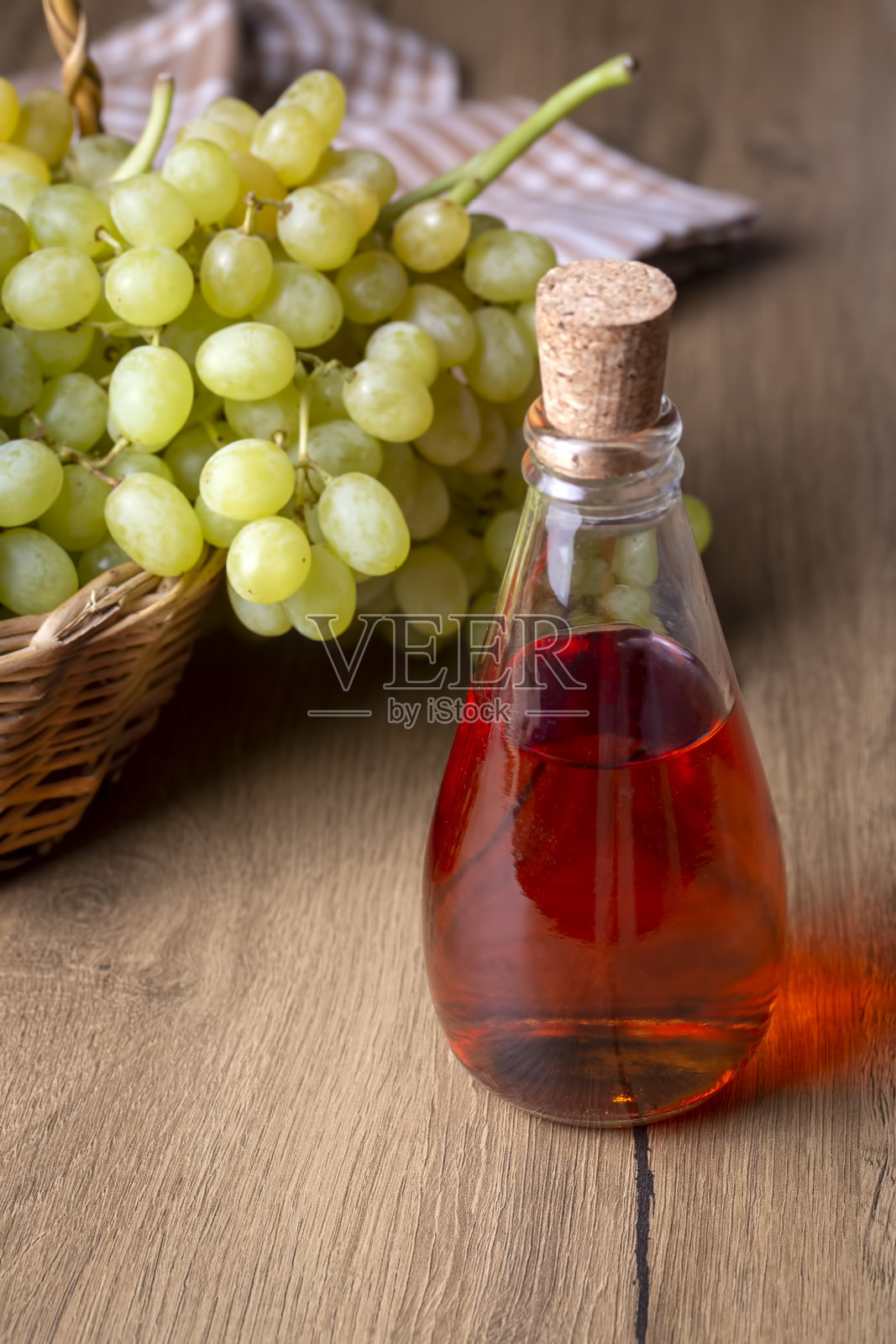 葡萄酒醋在玻璃罐中，深色复古木制背景，选择性聚焦-土耳其名称;Uzum sirkesi -照片摄影图片