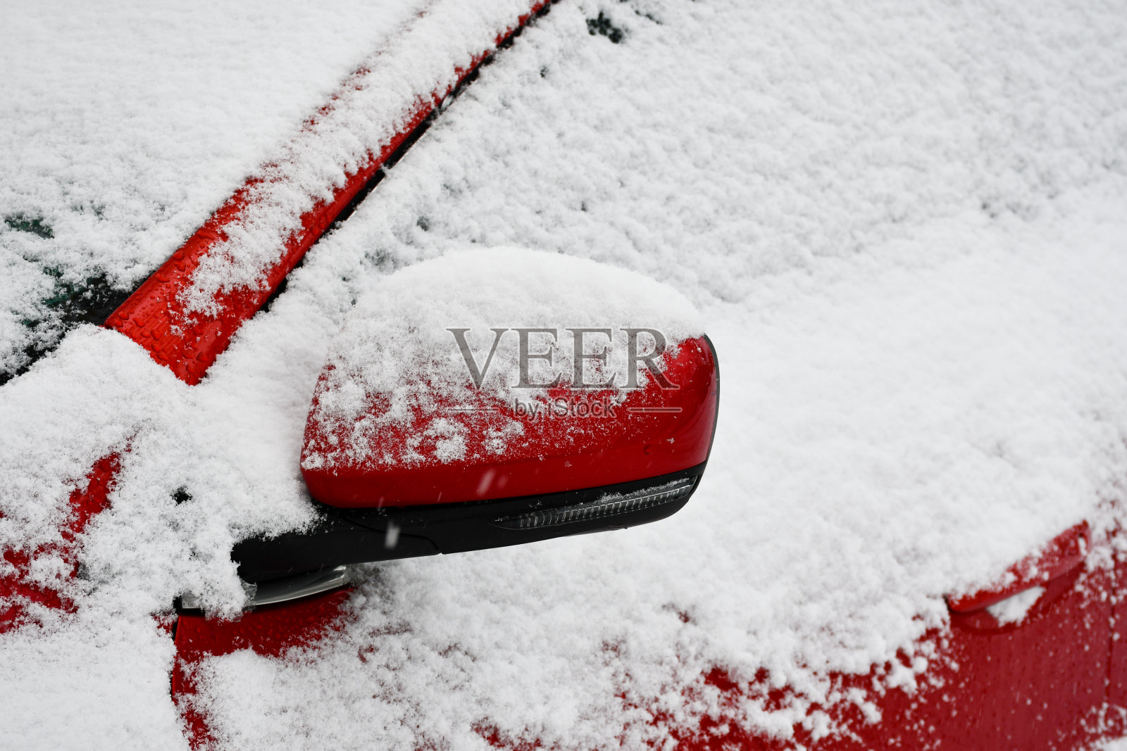 汽车部分被雪覆盖，初雪，冬季汽车准备概念。照片摄影图片