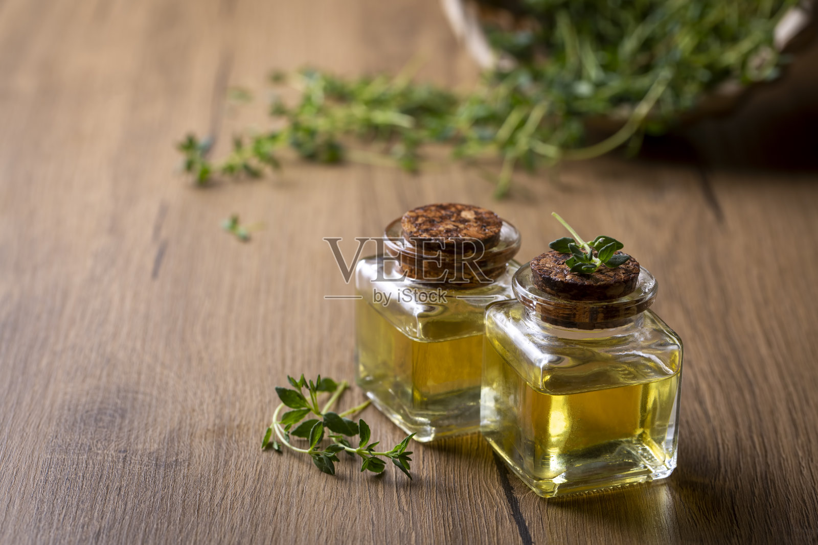 绿百里香和百里香油照片摄影图片