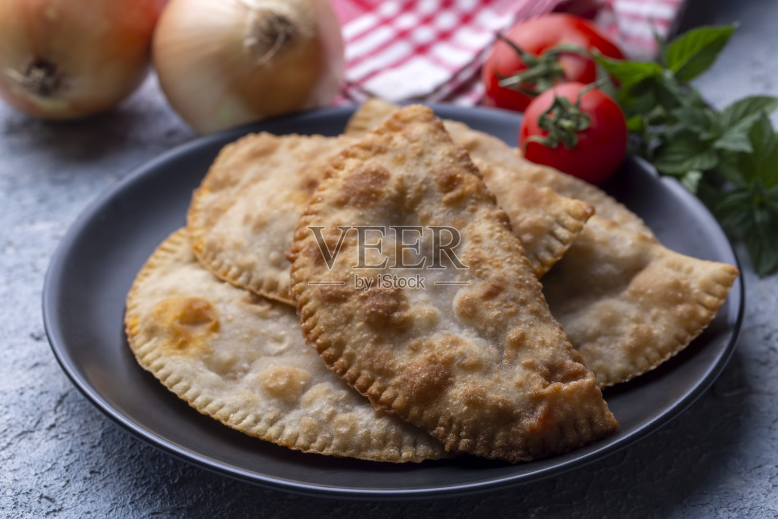 传统美味的土耳其食物，肉末在咸味糕点(土耳其名称;我的书还是我的书?照片摄影图片