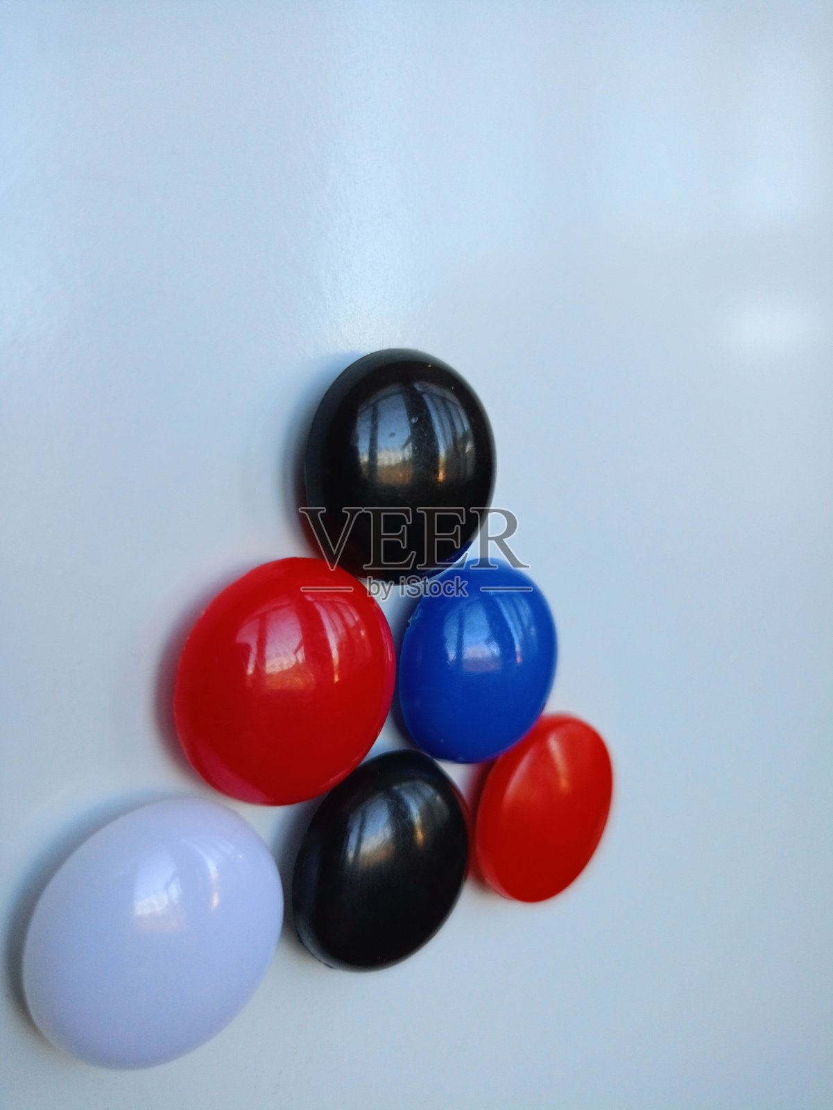 在白色金属背景上用彩色小磁铁做成的图形照片摄影图片