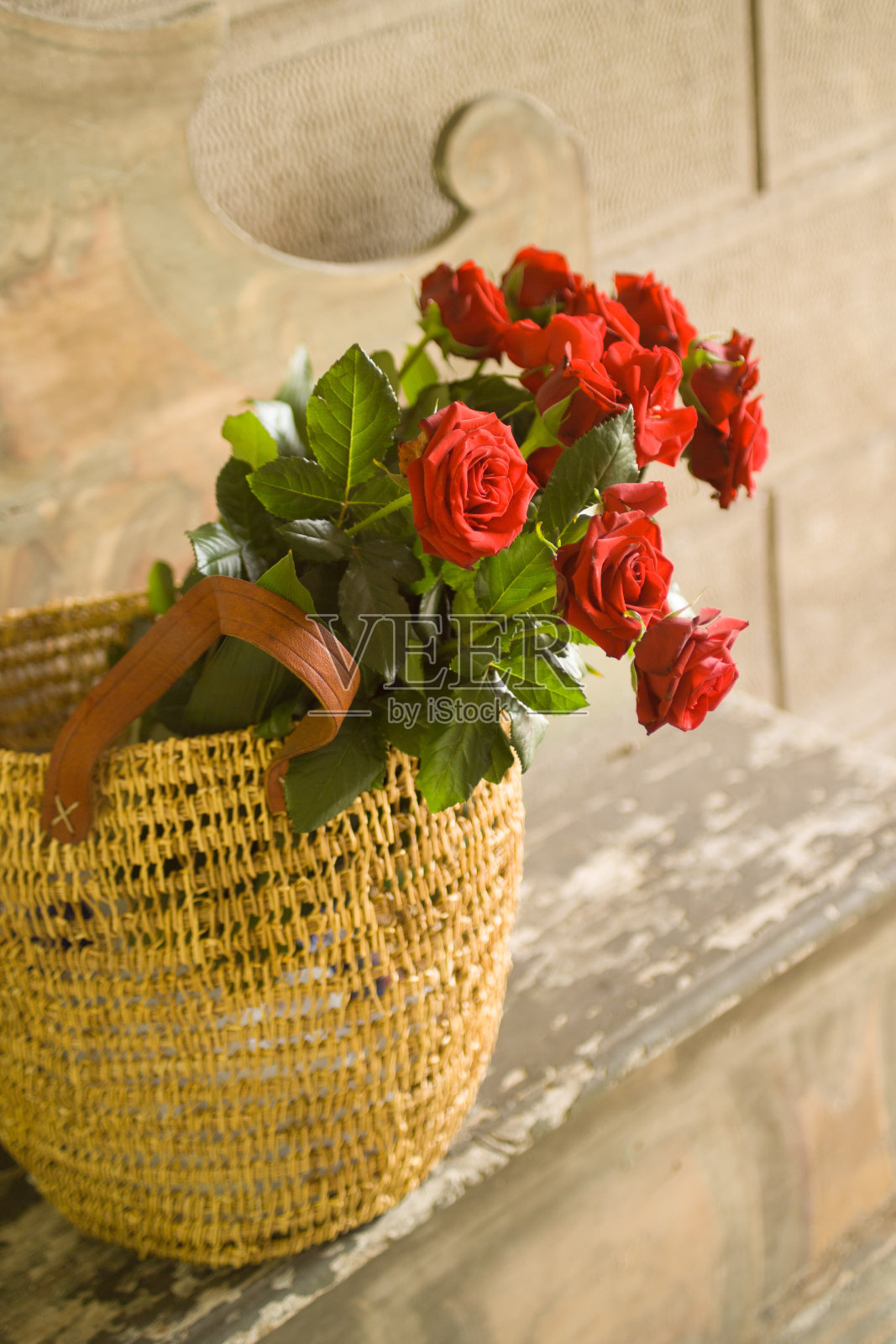 篮子里有一束玫瑰花照片摄影图片