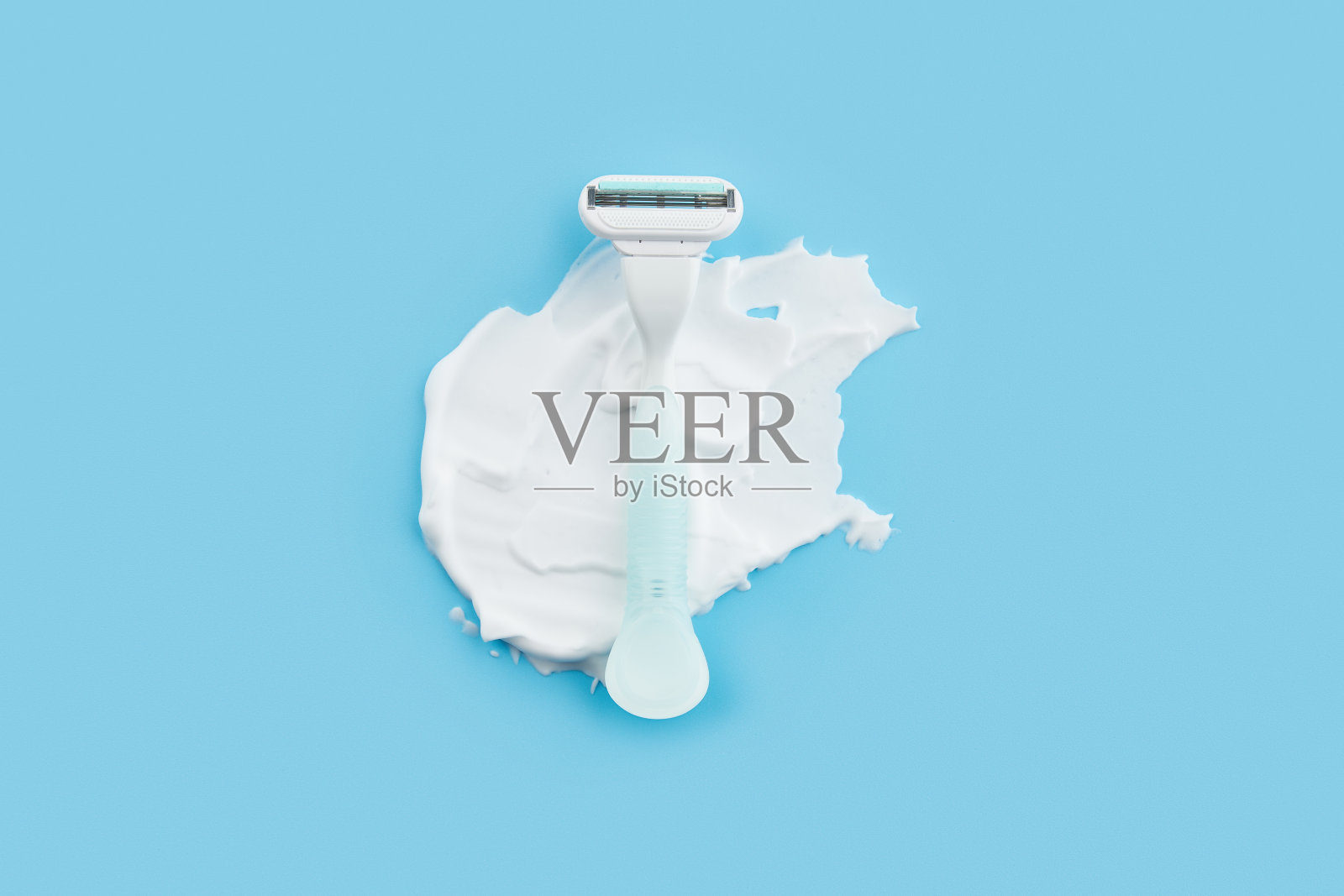 刀片在宁静的蓝色。简单的风格，为您的日常生活增添现代气息。照片摄影图片