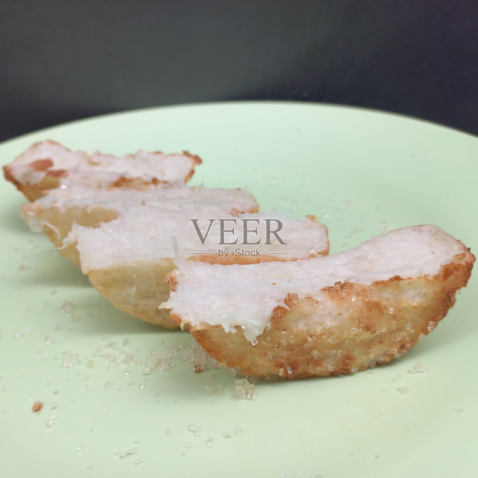 传统的蛋糕被称为kue pancong或bandros，由切碎的椰子，米粉，盐，糖制成照片摄影图片