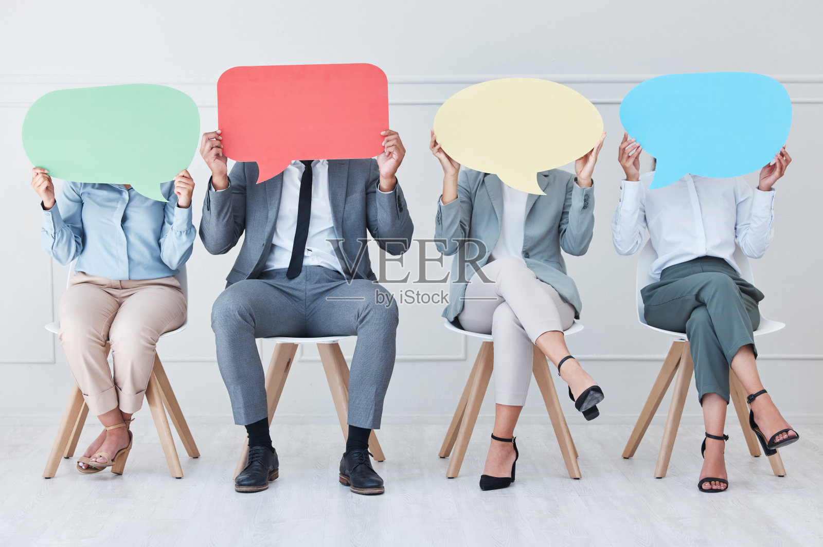 商务人士，椅子或演讲泡泡招聘，招聘或约我们在候诊室。工作面试，新闻或团体横幅，模型或背后的广告空间，为社会媒体的反馈照片摄影图片