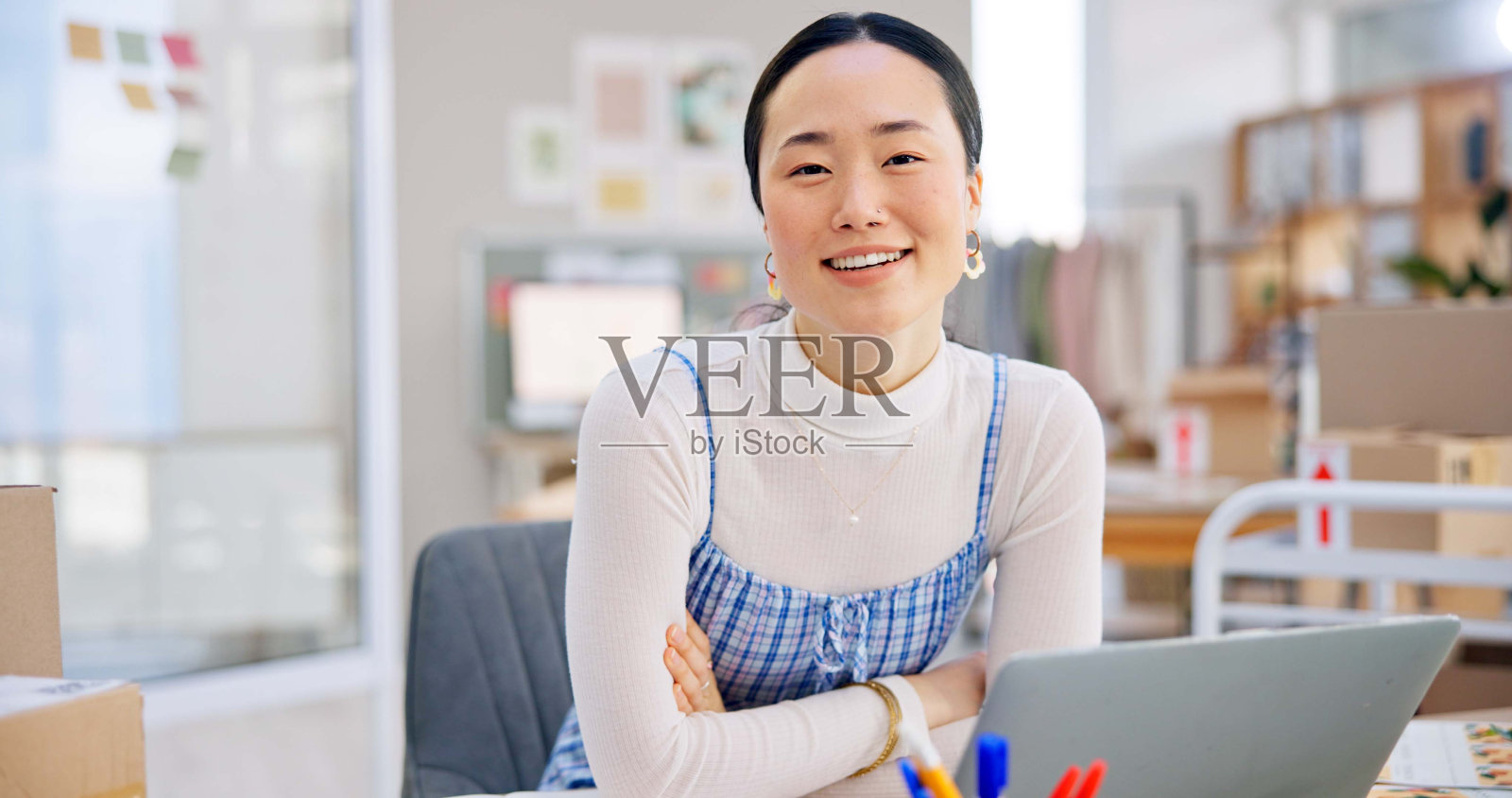 电子商务，亚洲女性在笔记本电脑前自信地微笑着销售，在时尚创业公司工作。网上购物，盒子和小企业主与幸福，电脑和网站购物在办公桌上。照片摄影图片