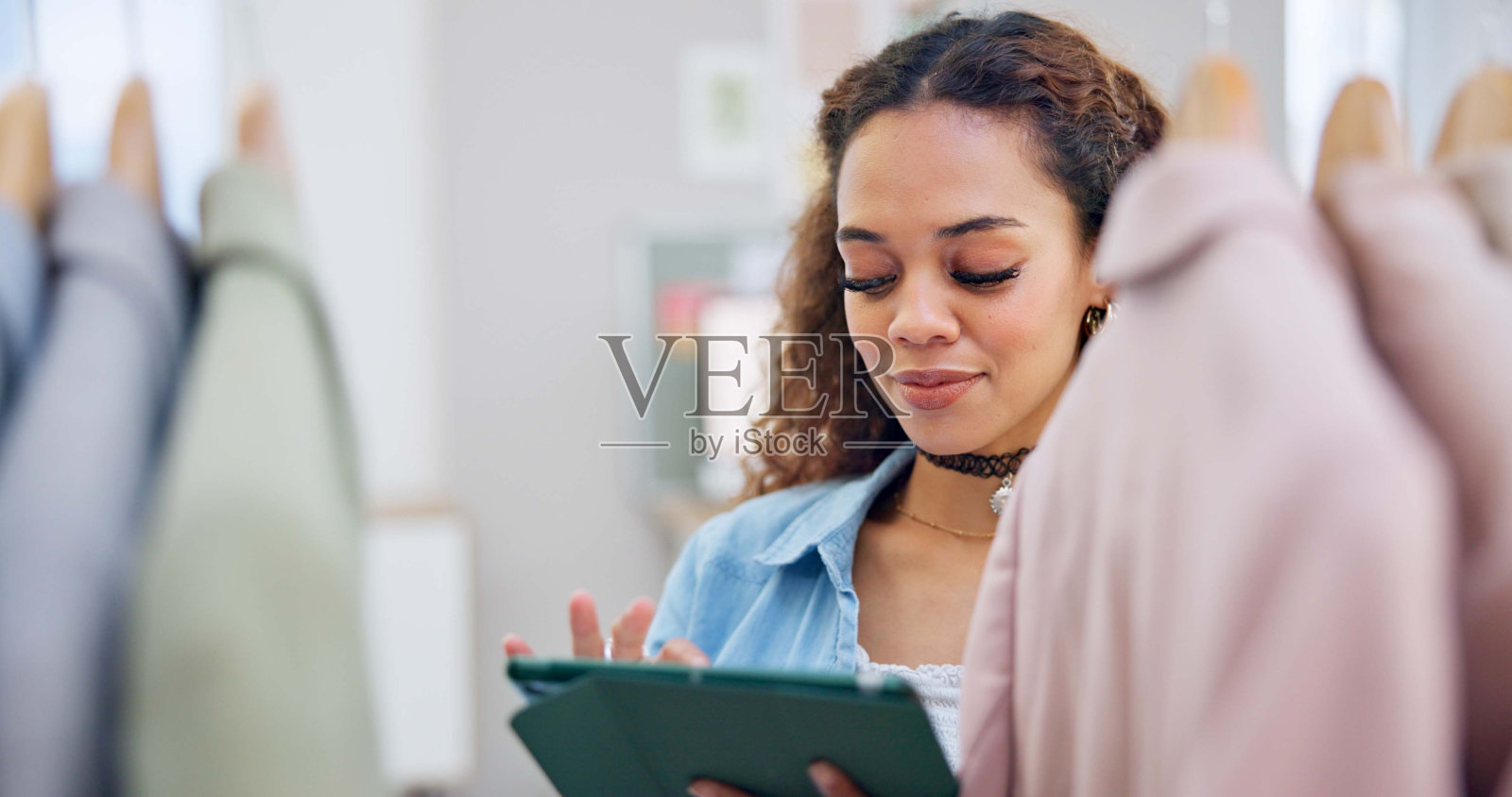 零售，电子商务和女人用平板电脑，商店和库存与连接，时尚或打字。个人，店员或技术工人，小型企业或精品店与零售或互联网照片摄影图片