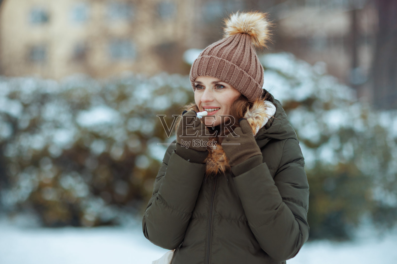 冬天在城市公园户外的快乐现代女性照片摄影图片