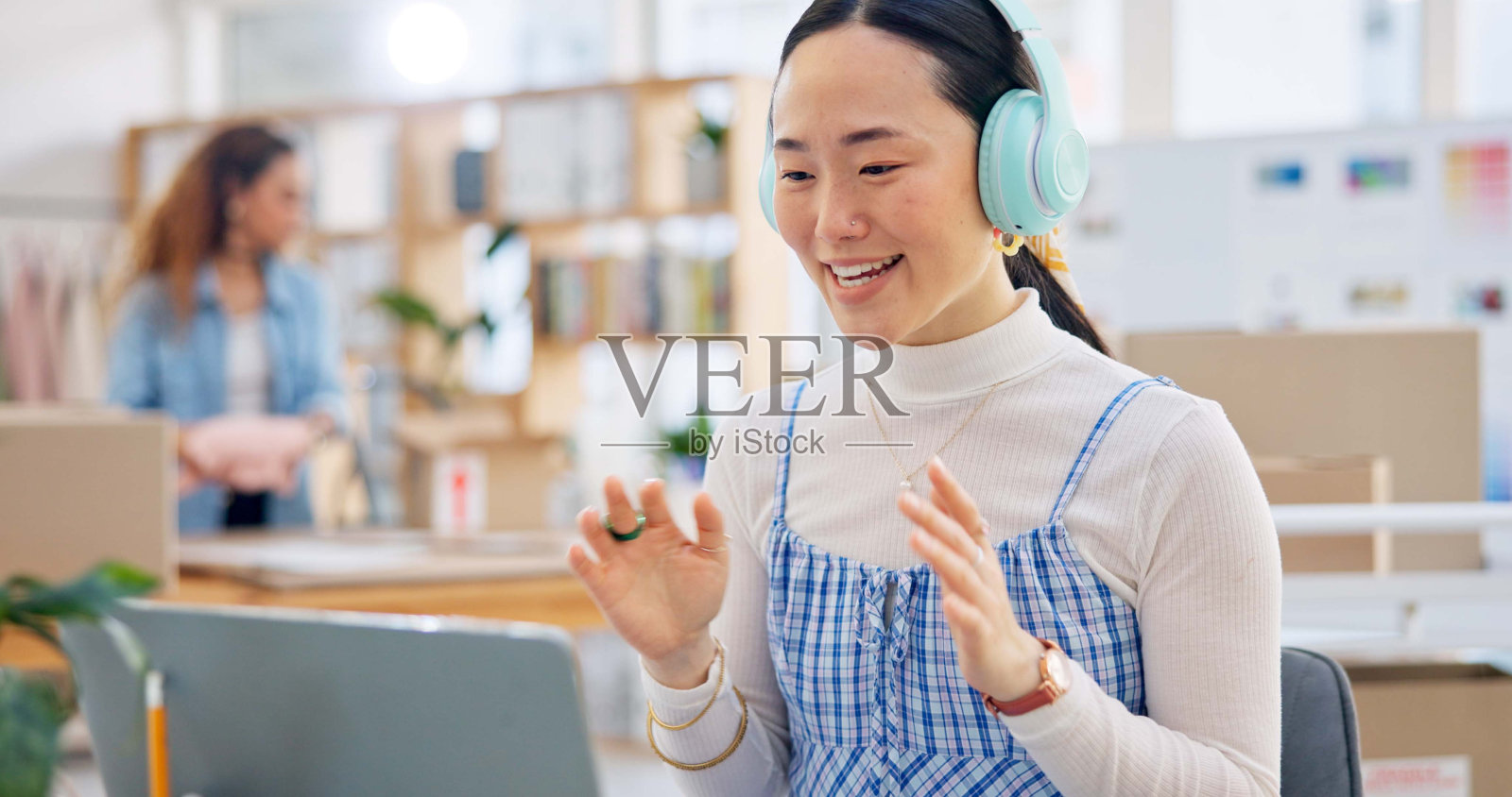 创业公司、企业主和女性在笔记本电脑上与顾客、客户进行视频通话，或者进行时尚的虚拟交流。企业家，谈话和客户关系管理服务，电子商务和在线物流会议照片摄影图片