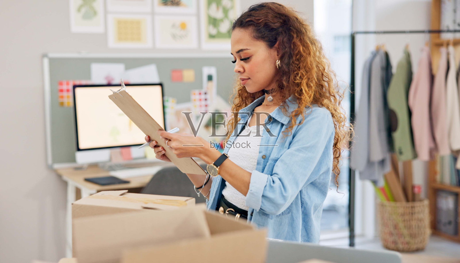 网上订购，标签检查和妇女与小型企业在时尚与交付和纸箱。股票，创业和销售电子商务和网络精品在家里的企业家的清单照片摄影图片