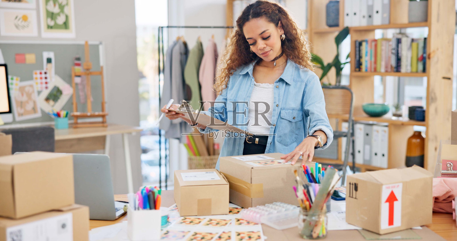 网上订购，标签检查和妇女与小型企业在时尚与交付和纸箱。股票，创业和销售电子商务和网络精品在家里的企业家的清单照片摄影图片