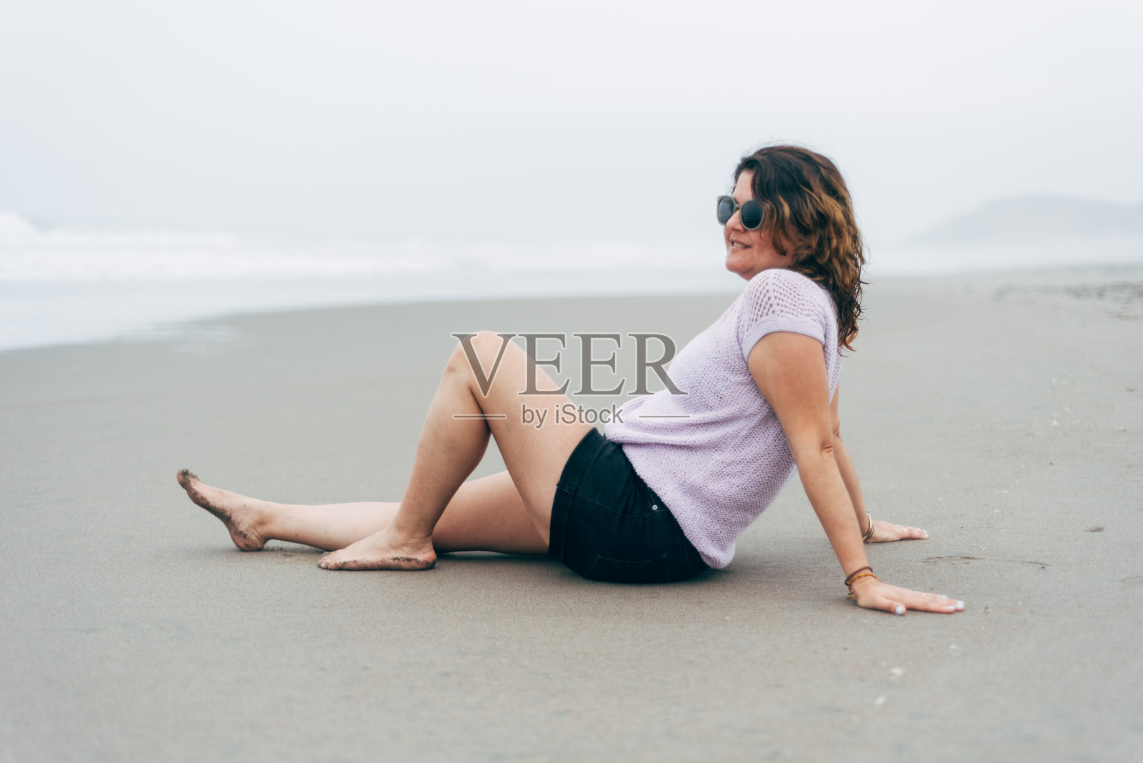 海滩上的女人照片摄影图片