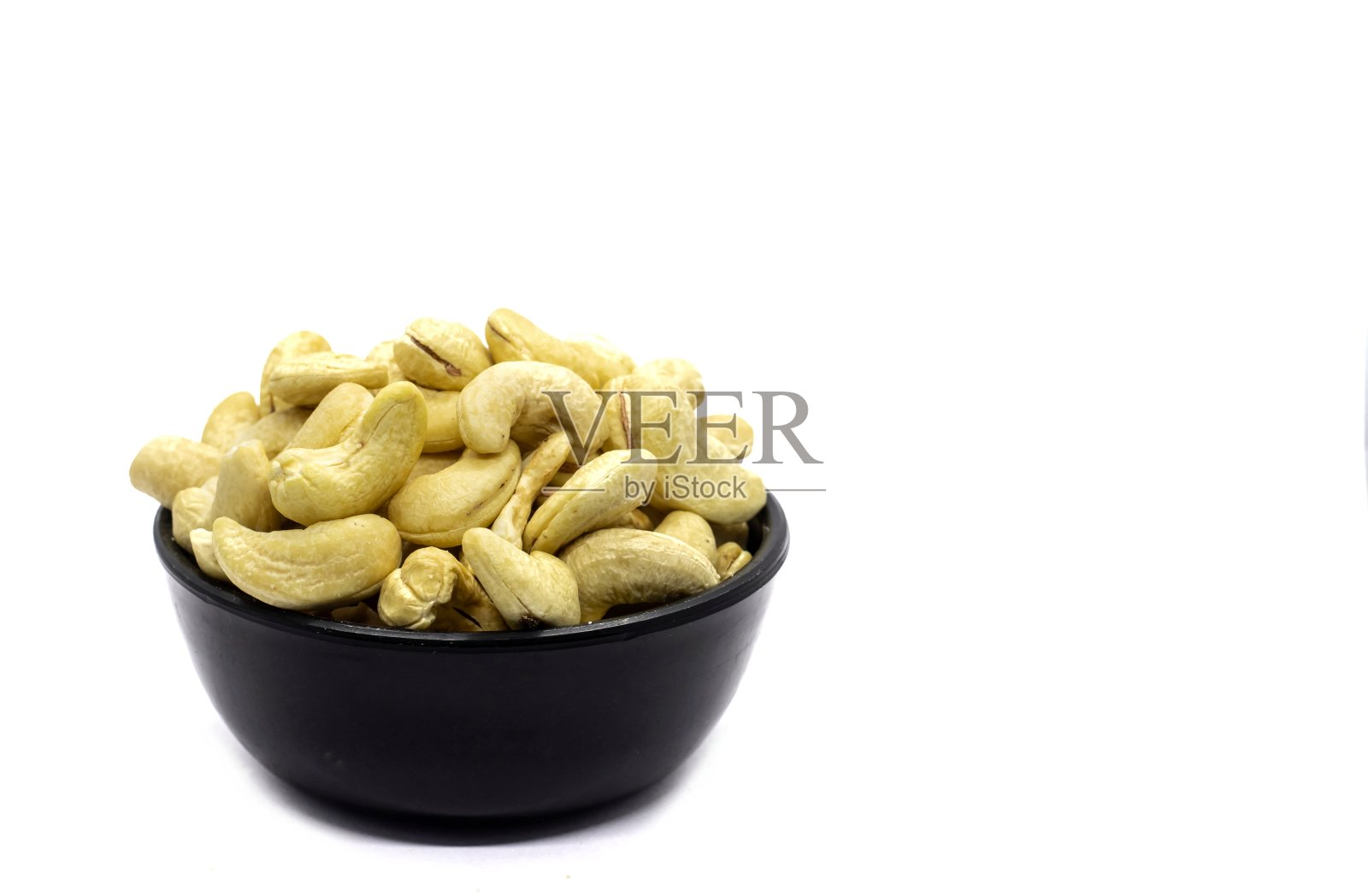 白底黑碗腰果干果，水平方向，复制空间，健康饮食和生活方式食品概念照片摄影图片