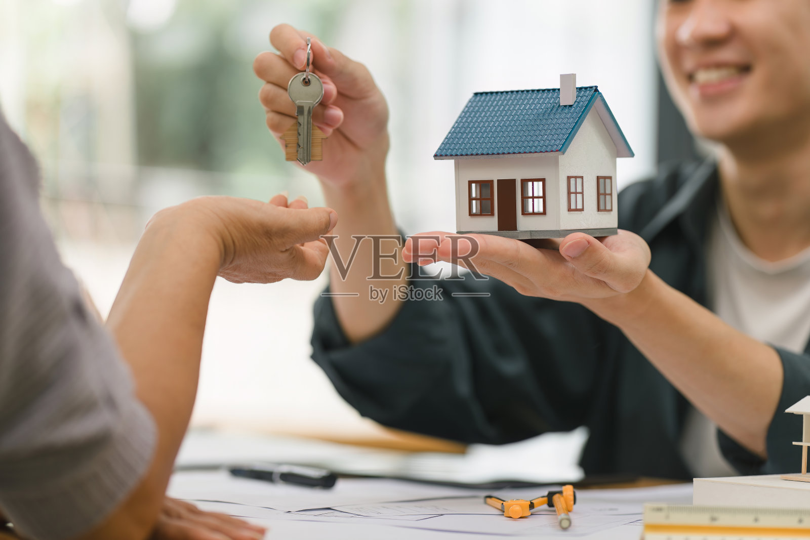 房地产经纪人向老年妇女提供房屋所有权和人寿保险，房地产投资和房屋抵押贷款金融概念照片摄影图片