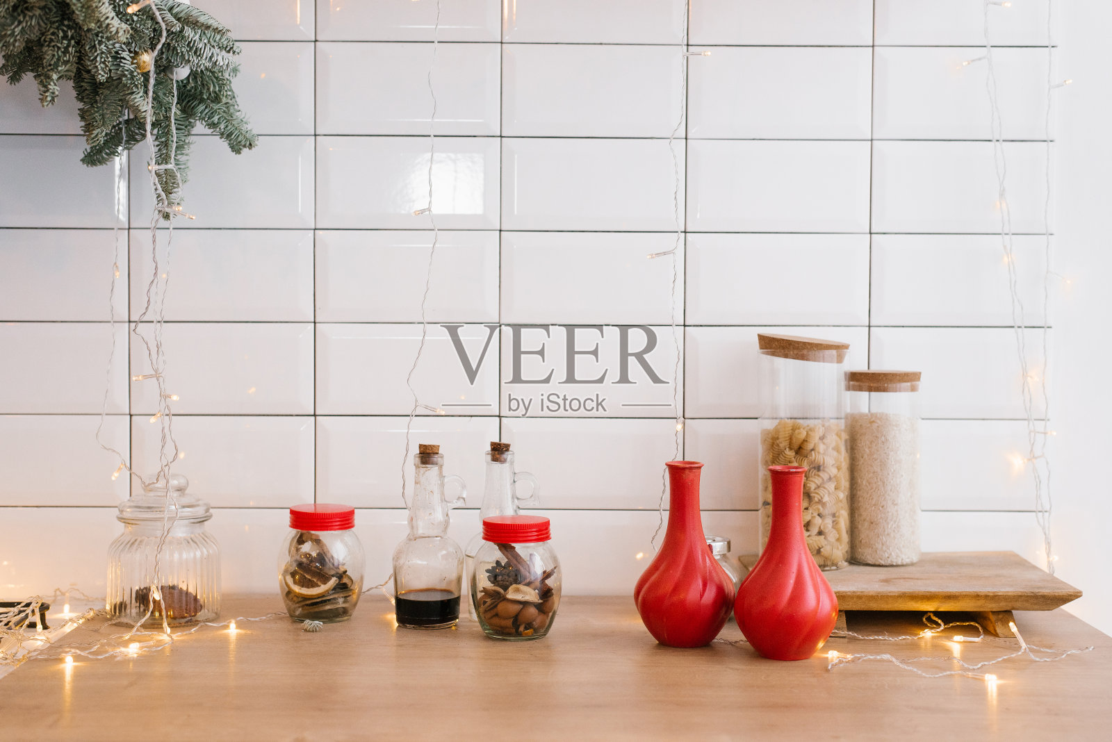 冬日温馨的厨房，红色的装饰，圣诞餐桌和餐具照片摄影图片