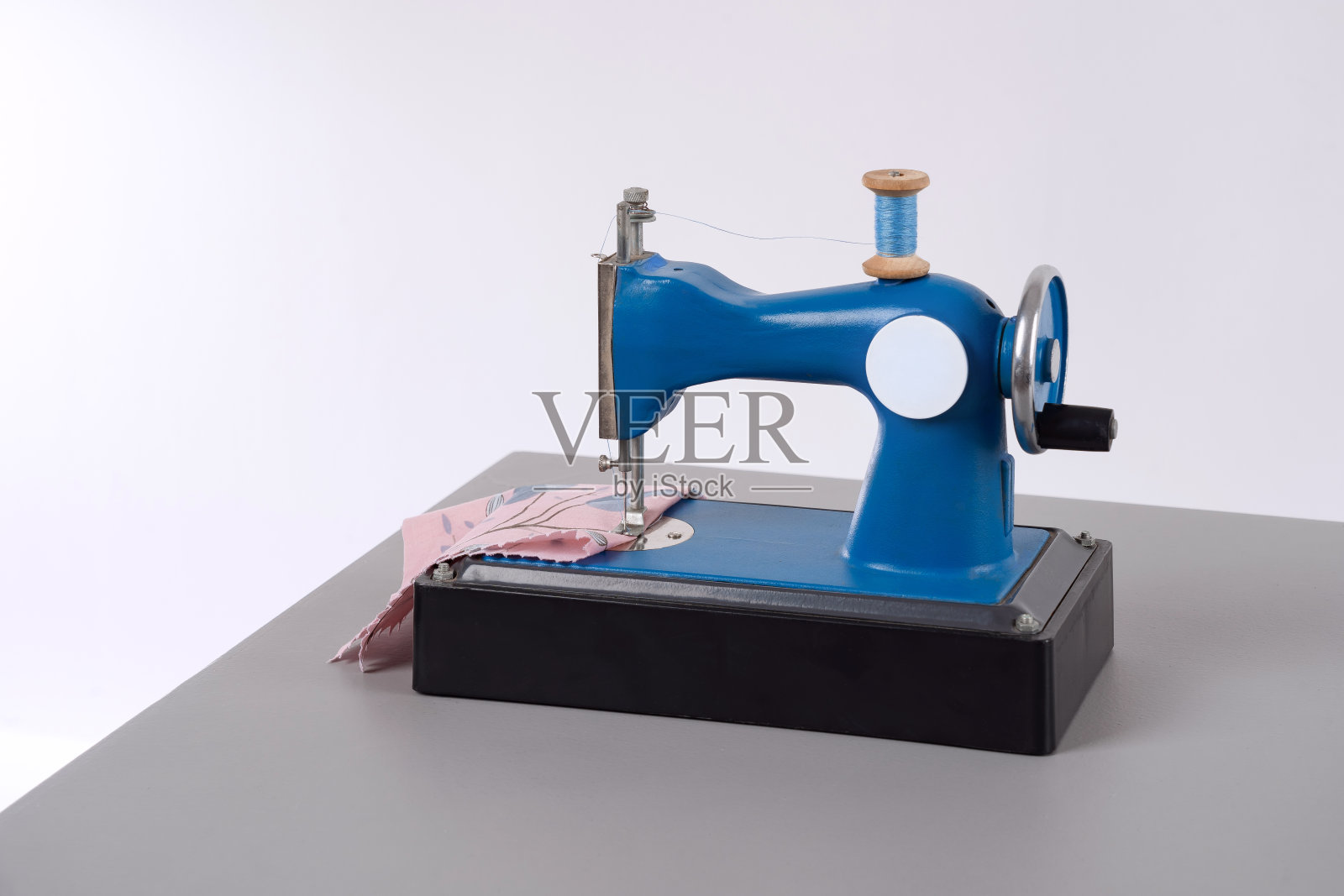 桌面为手动驱动的儿童小链式缝纫机照片摄影图片