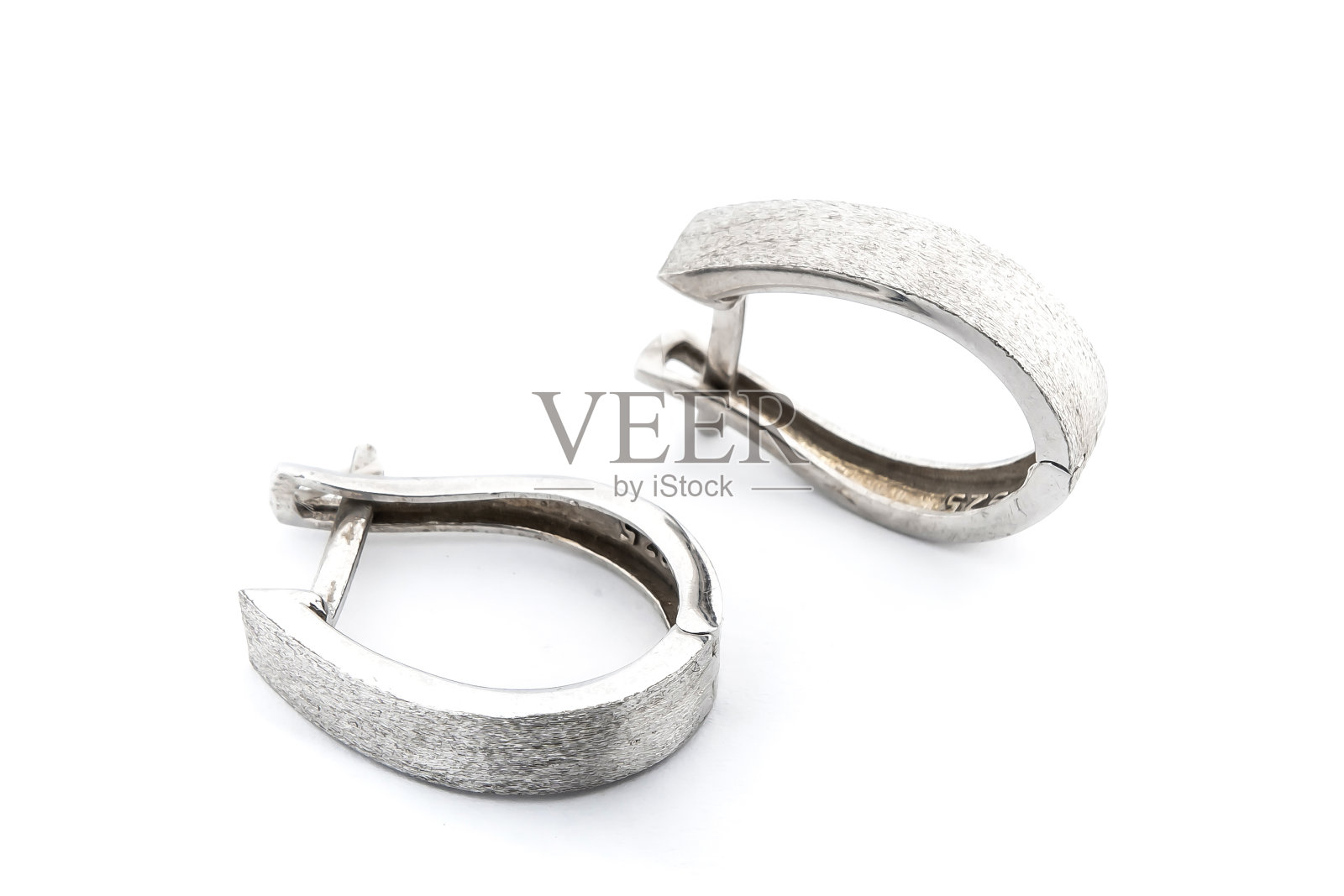 豪华银色圆耳环大珠宝的妇女孤立的白色背景，剪辑路径包括照片摄影图片