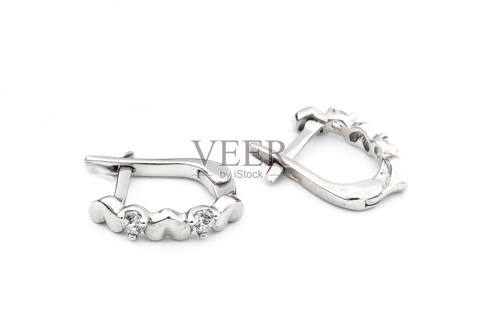 豪华银色圆耳环大珠宝的妇女孤立的白色背景，剪辑路径包括照片摄影图片